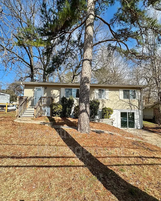 3 bed, 1.0 bath, 1200 sqft, $1,200 — Photo 1