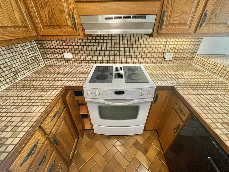 555 Hahaione St #1E-1 — Photo 16