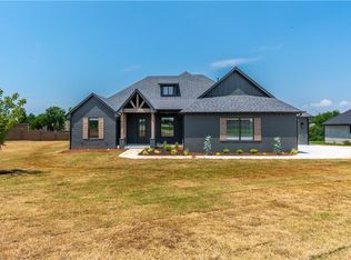 1043 Colonial Ave, Tuttle, OK 73089