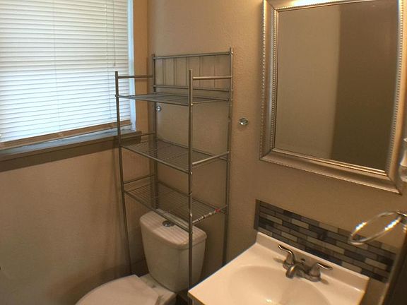 5th image of 724 W Avenue E