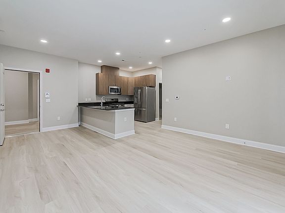 5th image of 31480 Warren Rd #201