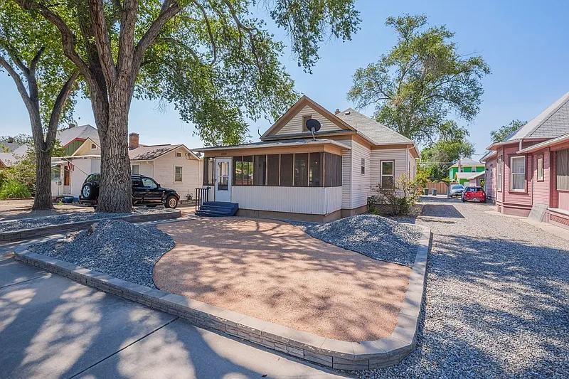 3 bed, 2.0 bath, 1200 sqft, $2,000 — Photo 1