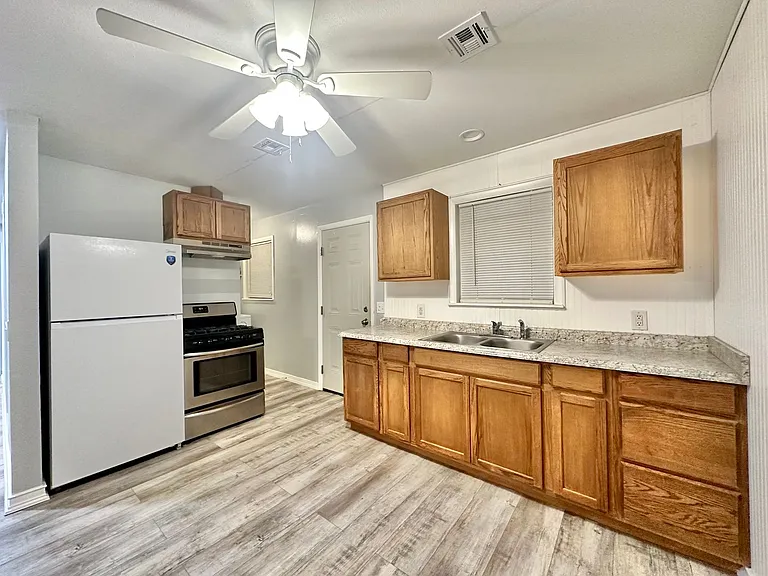 1604 Summit St — Photo 4