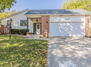 909 Hollycrest Dr, Champaign, IL 61821