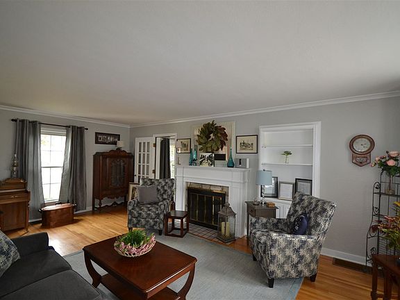 5th image of 910 W Stratford Dr