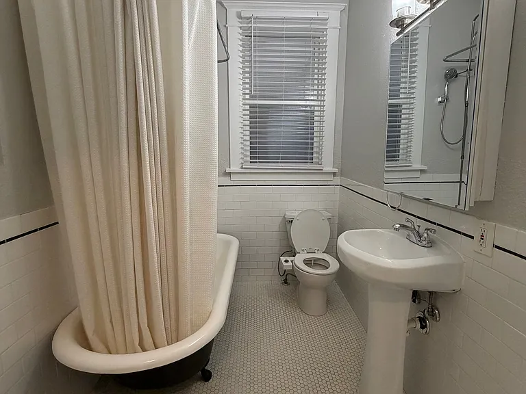 The Lauren Renee Apartments — Photo 9
