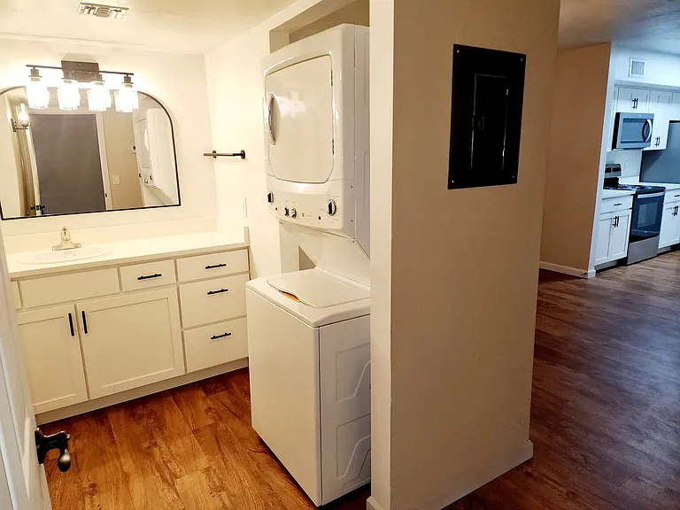 Broadway Proper Apartment ** One Month Free**W/D Included — Photo 15