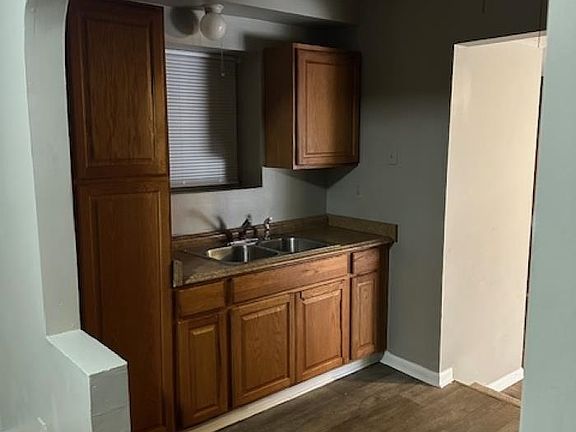 5th image of 822 E Dempster Ave