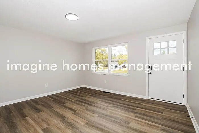 3 bed, 1.0 bath, 1444 sqft, $2,095 — Photo 3