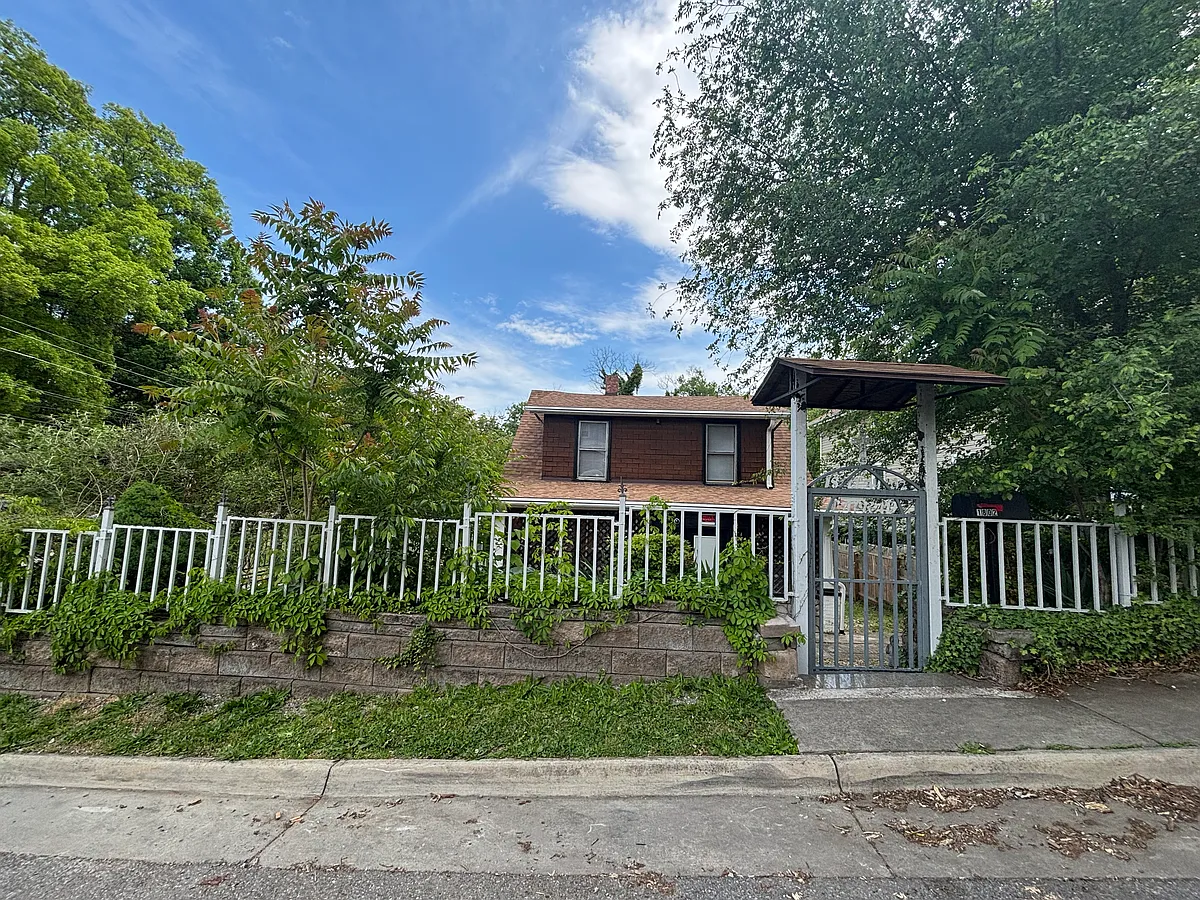 Building Photo - 1802 Clay St SE