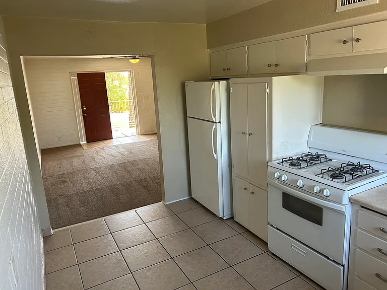 1123 E Sierra Vista Dr #15 — Photo 2