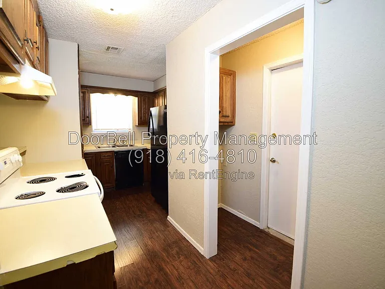 740 W Commercial St — Photo 6