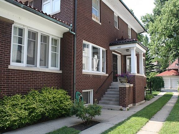 2nd image of 1432 W Touhy Ave