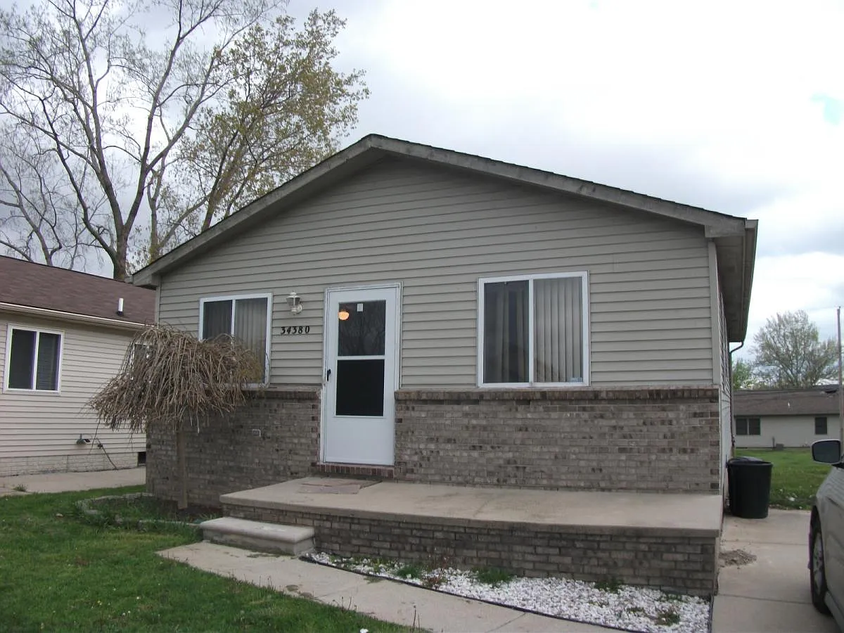 3 bed, 1000 sqft, $1,695 — Photo 2