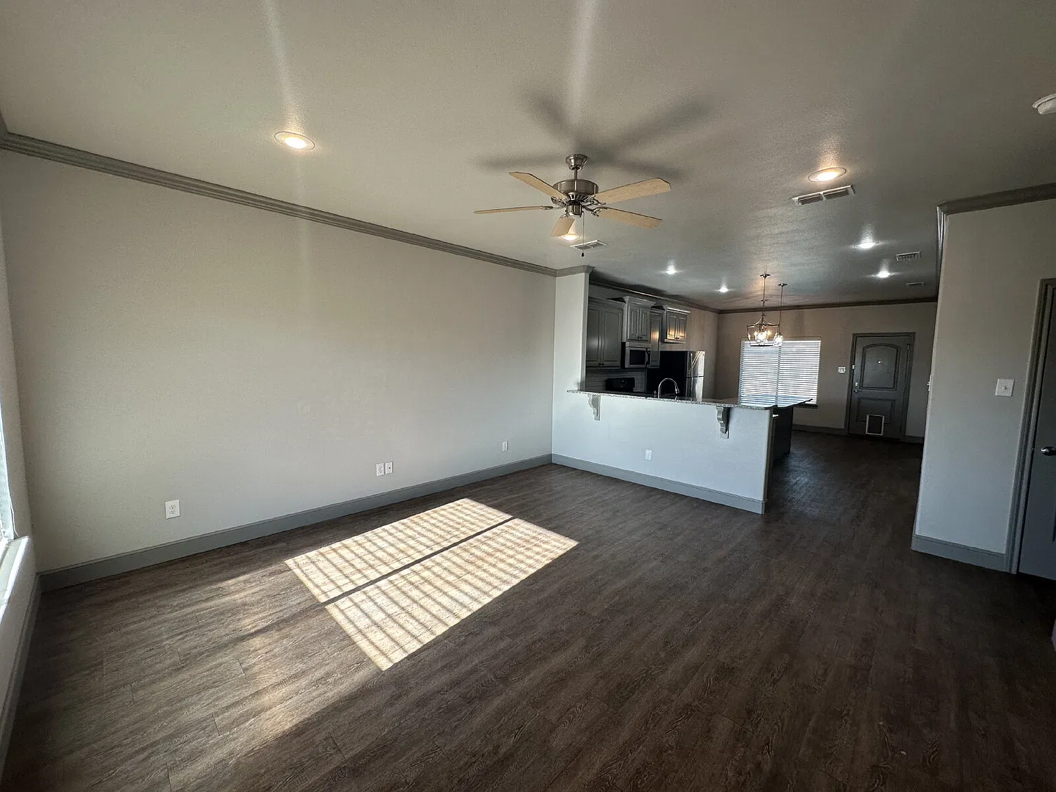 3 bed, 2.0 bath, 1550 sqft, $1,725 — Photo 3