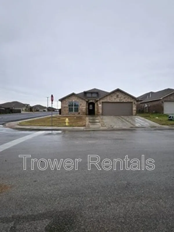 4 bed, 2.0 bath, 2060 sqft, $2,850 — Photo 1