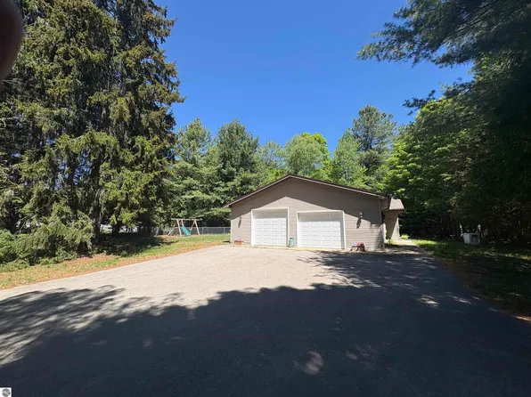 211 E 7th St, Northport, MI 49670