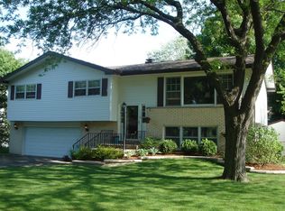 30W275 Argyll Ln, Naperville, IL 60563