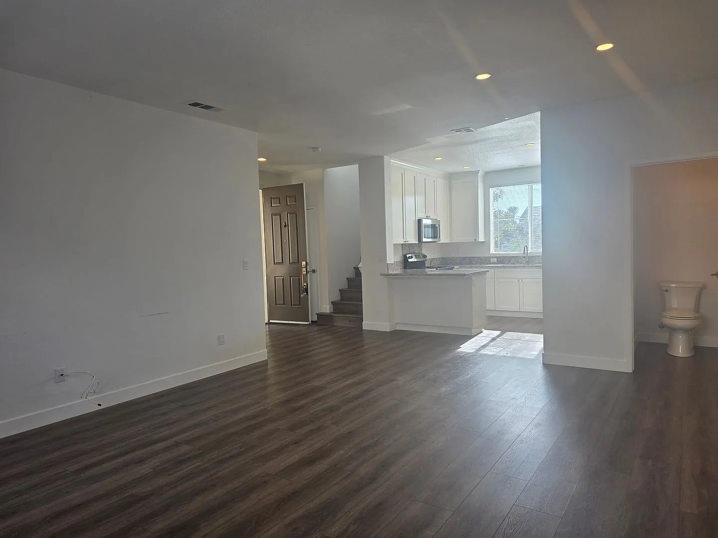 Lovely upgraded Morgan Hill 3 Bedroom - Comfort and Price — Photo 3