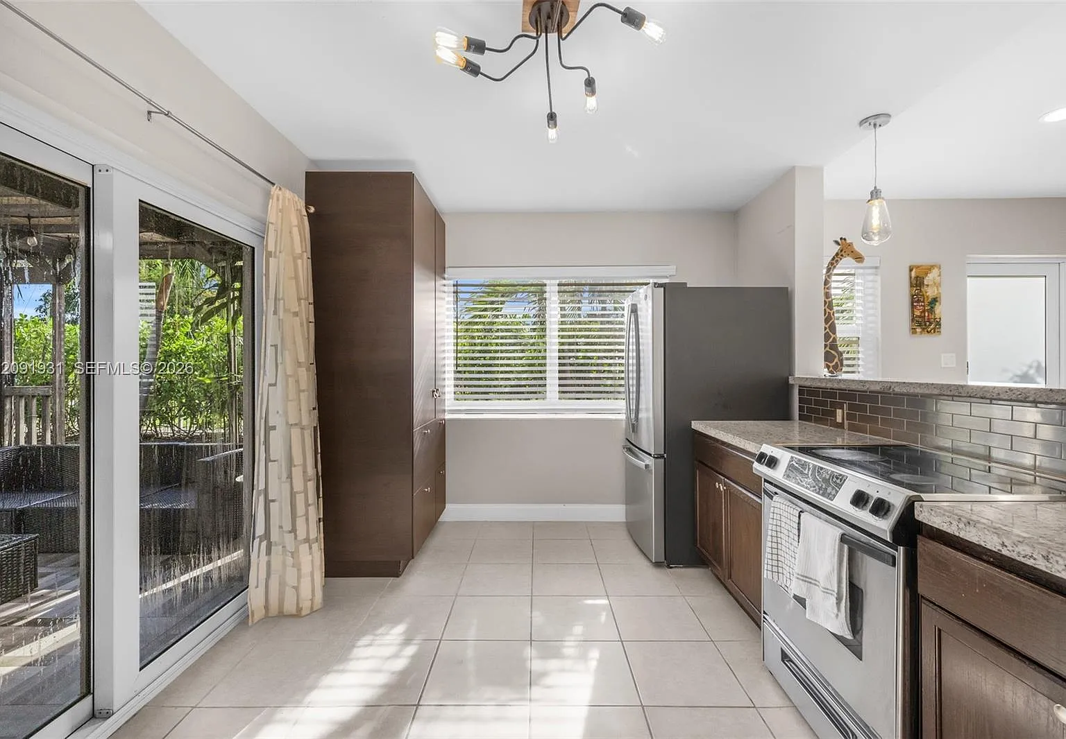 3 bed, 988 sqft, $3,000 — Photo 2