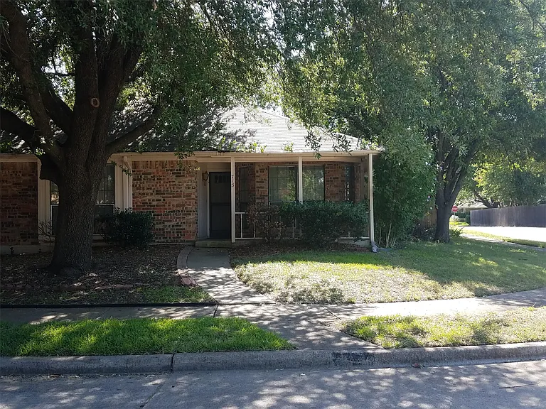 715 Penn Pl — Photo 1