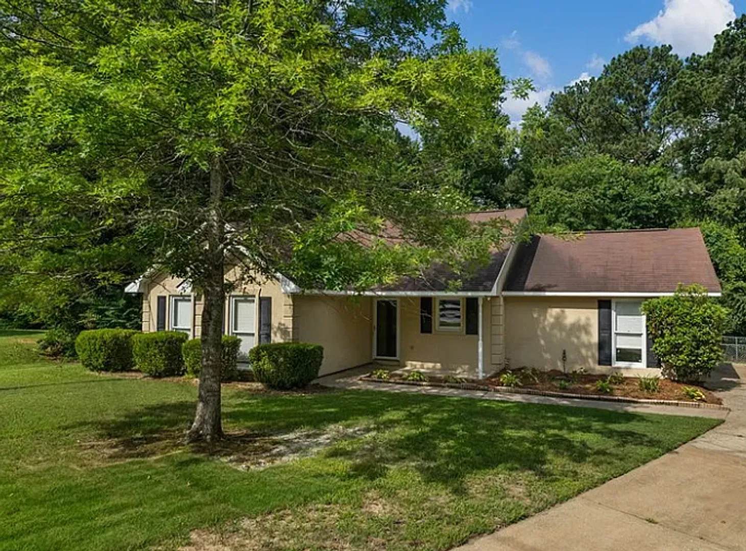 Adorable Home in Hickory Bend — Photo 1