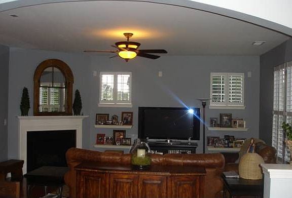 Open floor plan w/gas logs fireplace