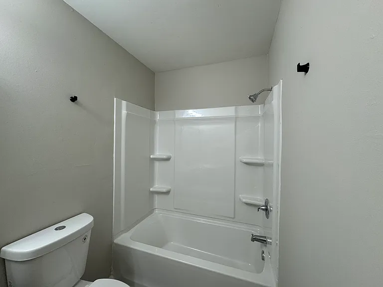204 W 5th St #2 — Photo 7