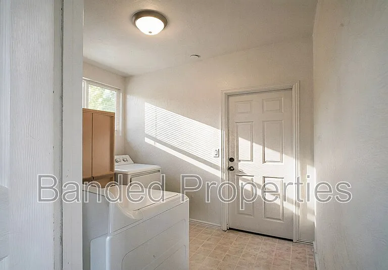 376 W 700 N #B — Photo 19