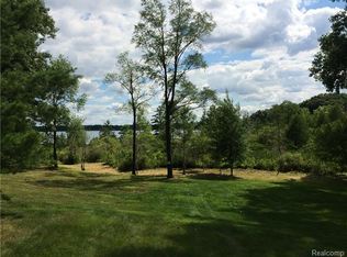 5260 Edgewood Shores Dr, Howell, MI