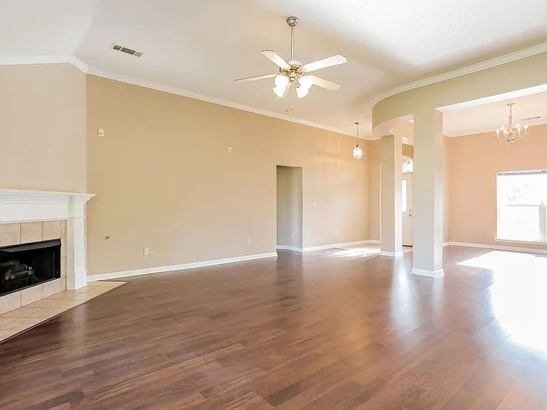 4064 Sidlehill Dr — Photo 2