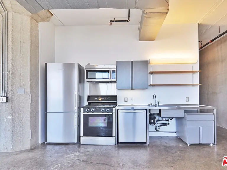 315 E 8th St #406 — Photo 9