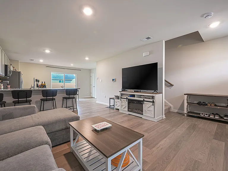 31 New England Dr — Photo 3