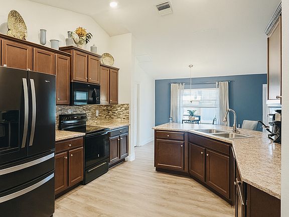 4th image of 411 Big Sioux Ct