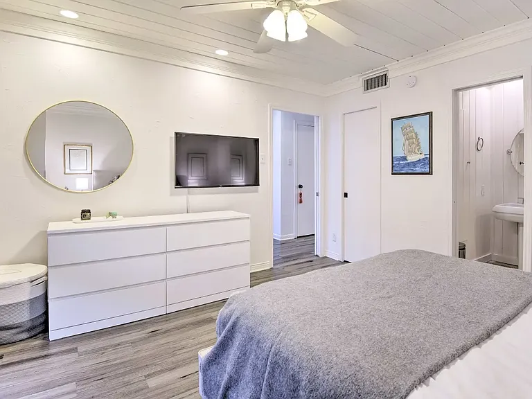 4147 Wycliff Ave — Photo 5