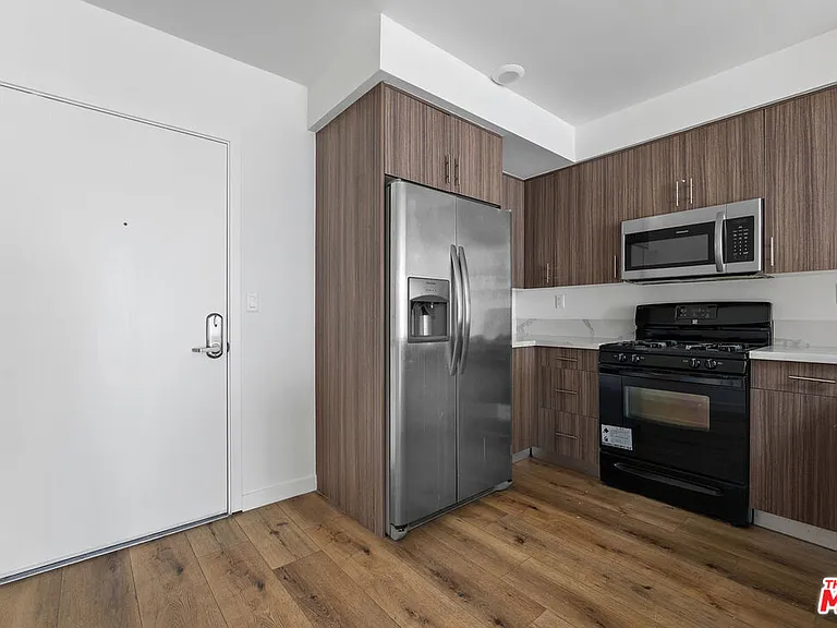 5229 Willowcrest Ave #208 — Photo 10