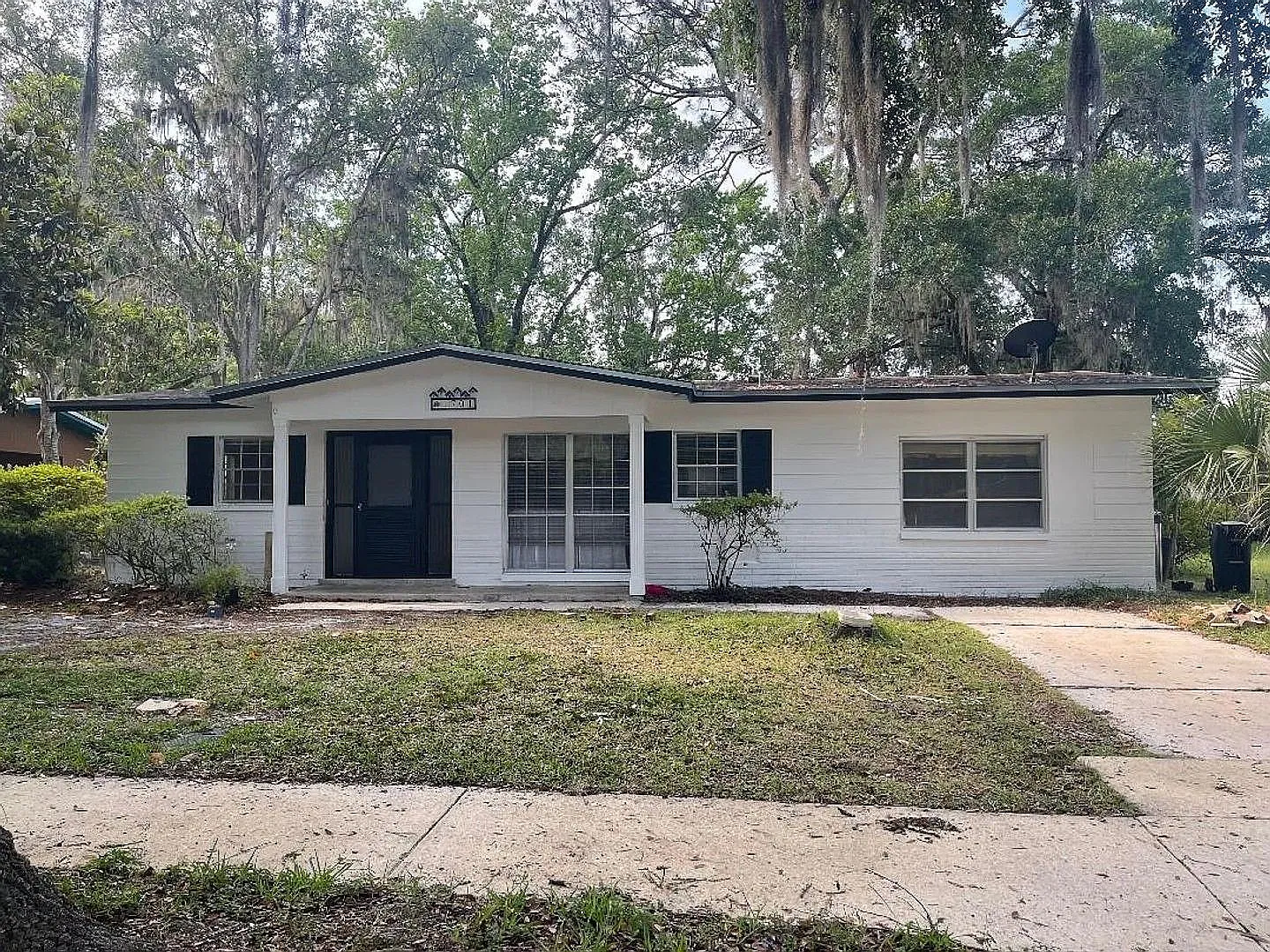 Charming 3-bed/1-bath single-family home available now! — Photo 1