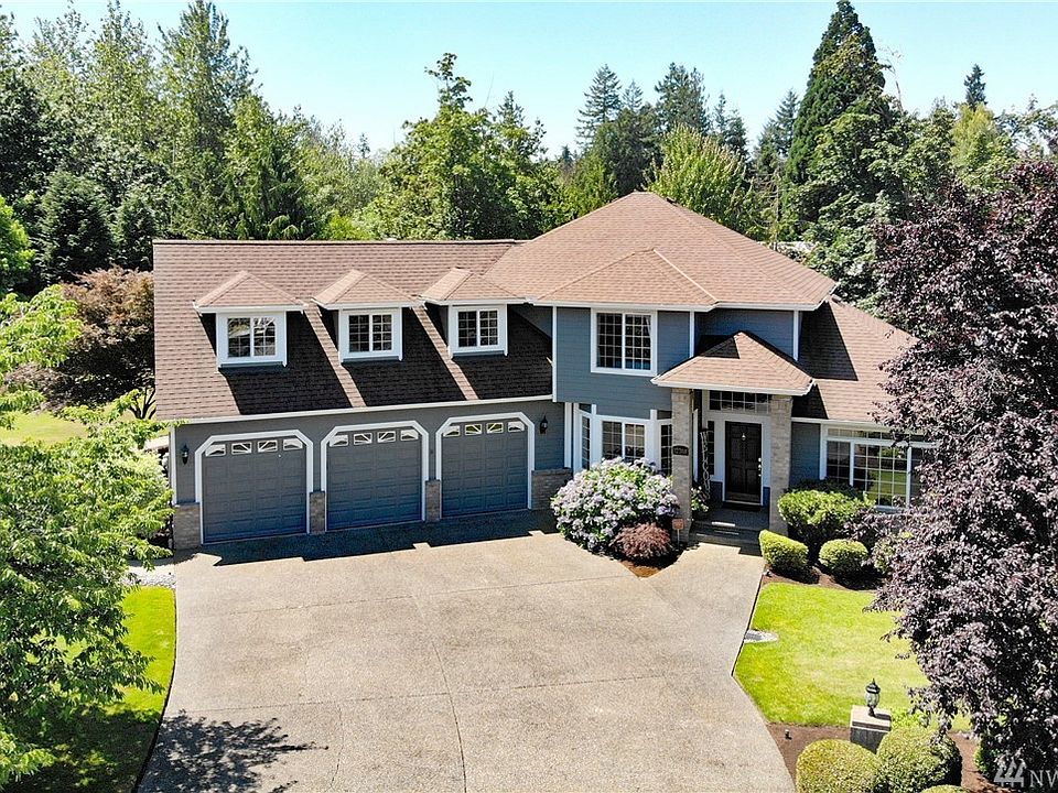 Welcome to this gorgeous, well maintained 4 bedroom, 2.5 bath home in the lovely neighborhood of Sunrise!