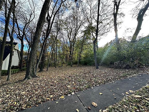 2nd image of 313 NW Briarcliff Cir