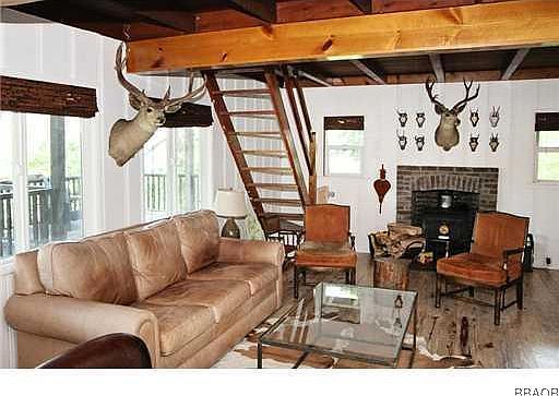 3rd image of 824 Virginia Ct