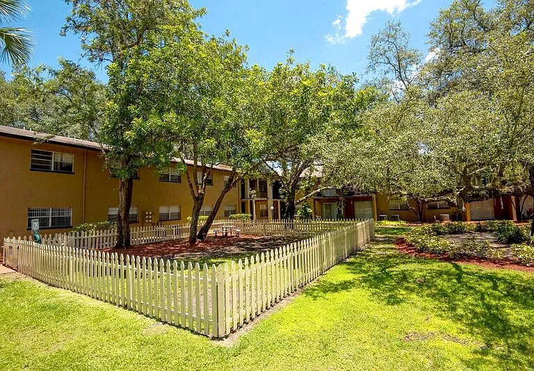 Oak Manor Apartment Homes — Photo 18
