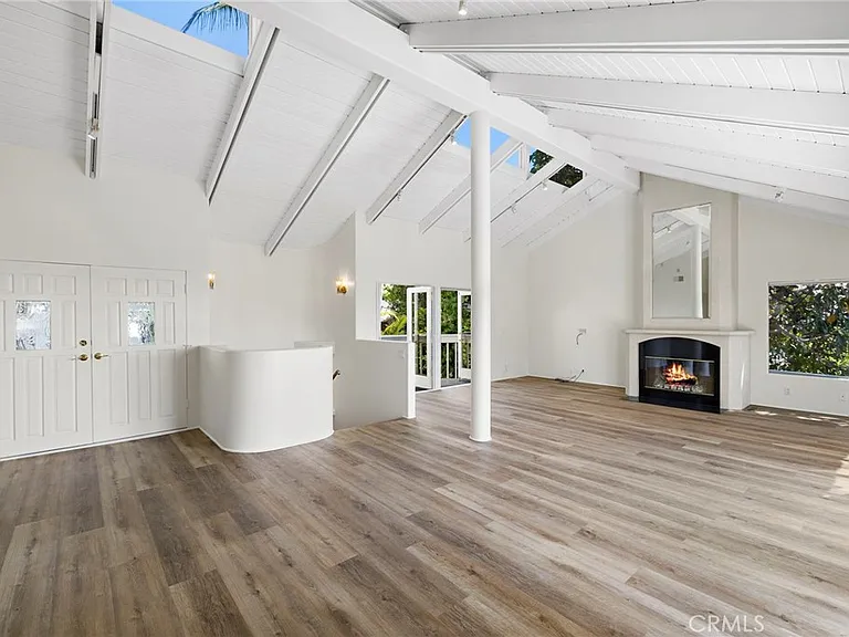 665 Temple Hills Dr — Photo 8