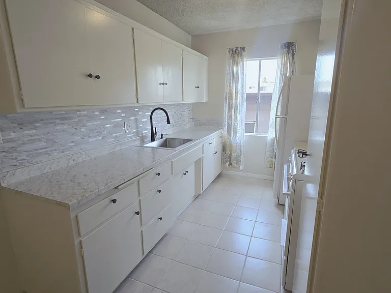 526 S Saint Andrews Pl #28 — Photo 15