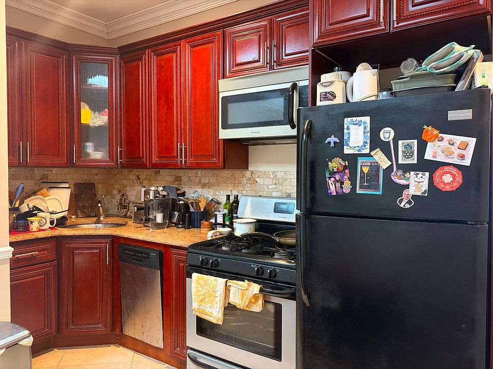 1st image of 158 Hart St #3
