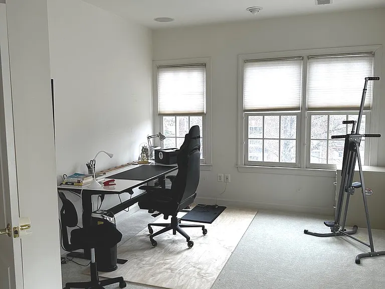 1607 Seneca Ave — Photo 18