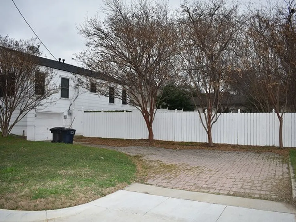 3833 Dexter Ave