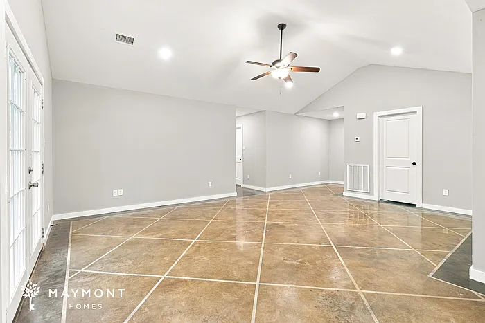 227 Iris St — Photo 3