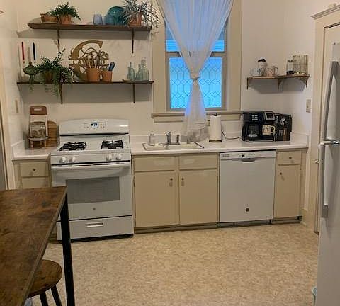 5th image of 115 W 6th St