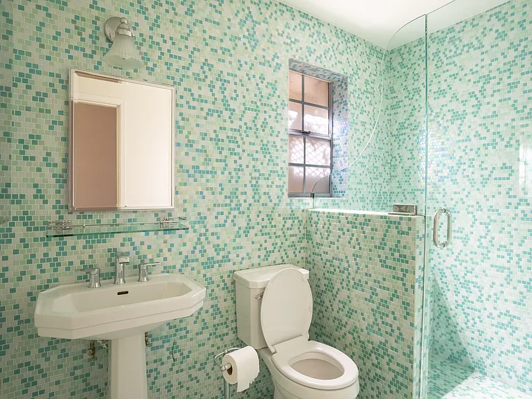 2521 Whitney Ave — Photo 18