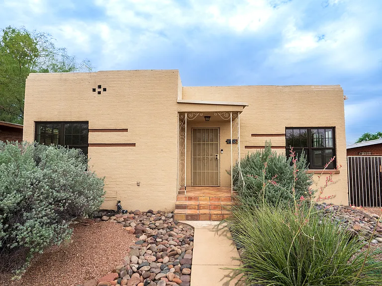 1404 E Silver St — Photo 2